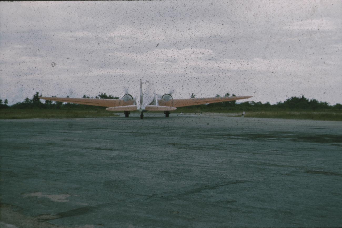 BD/171/732 -
Vliegtuig op vliegveld