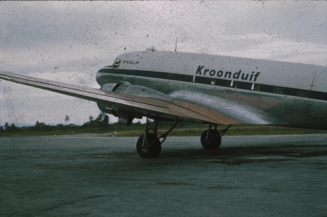 BD/171/733 -
Vliegtuig van Kroonduif op vliegveld