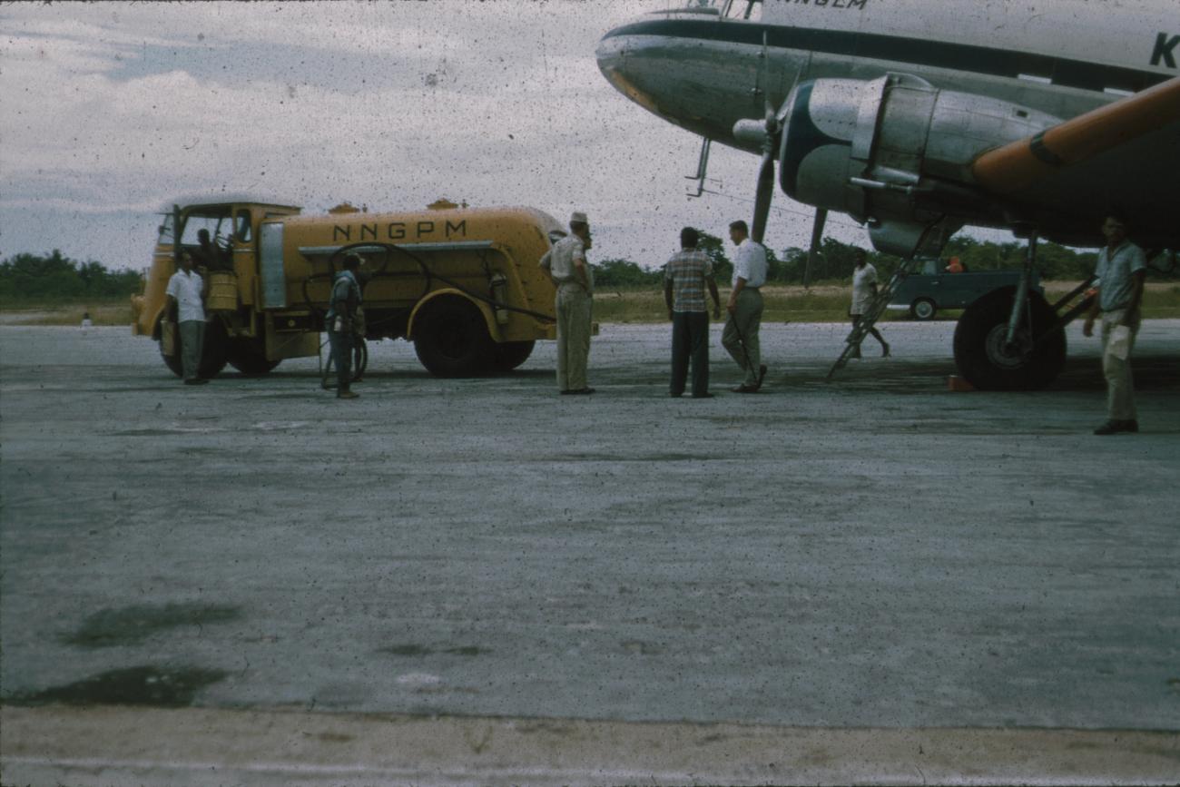 BD/171/734 -
Vliegtuig met tankwagen op vliegveld