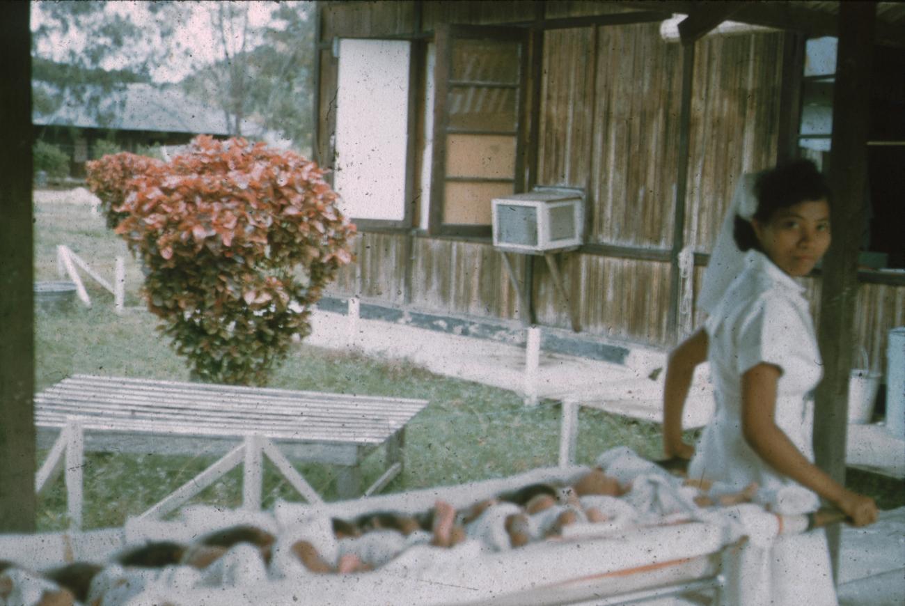 BD/171/748 -
Verpleegster met brancard in ziekenhuis