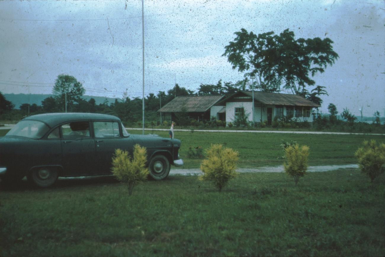 BD/171/763 -
Auto rijdt langs huis