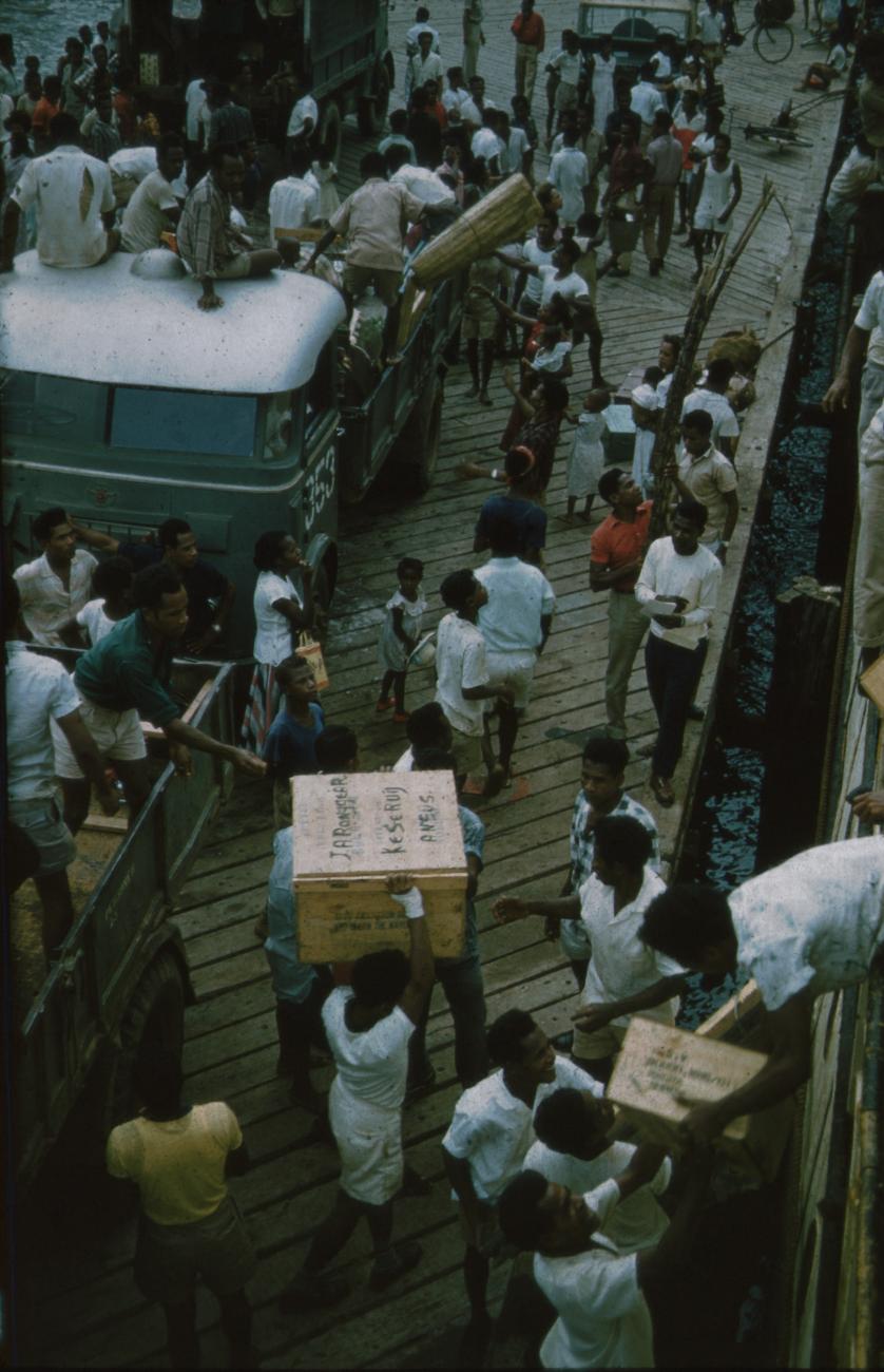 BD/171/787 -
Laden en lossen bij aanlegsteiger