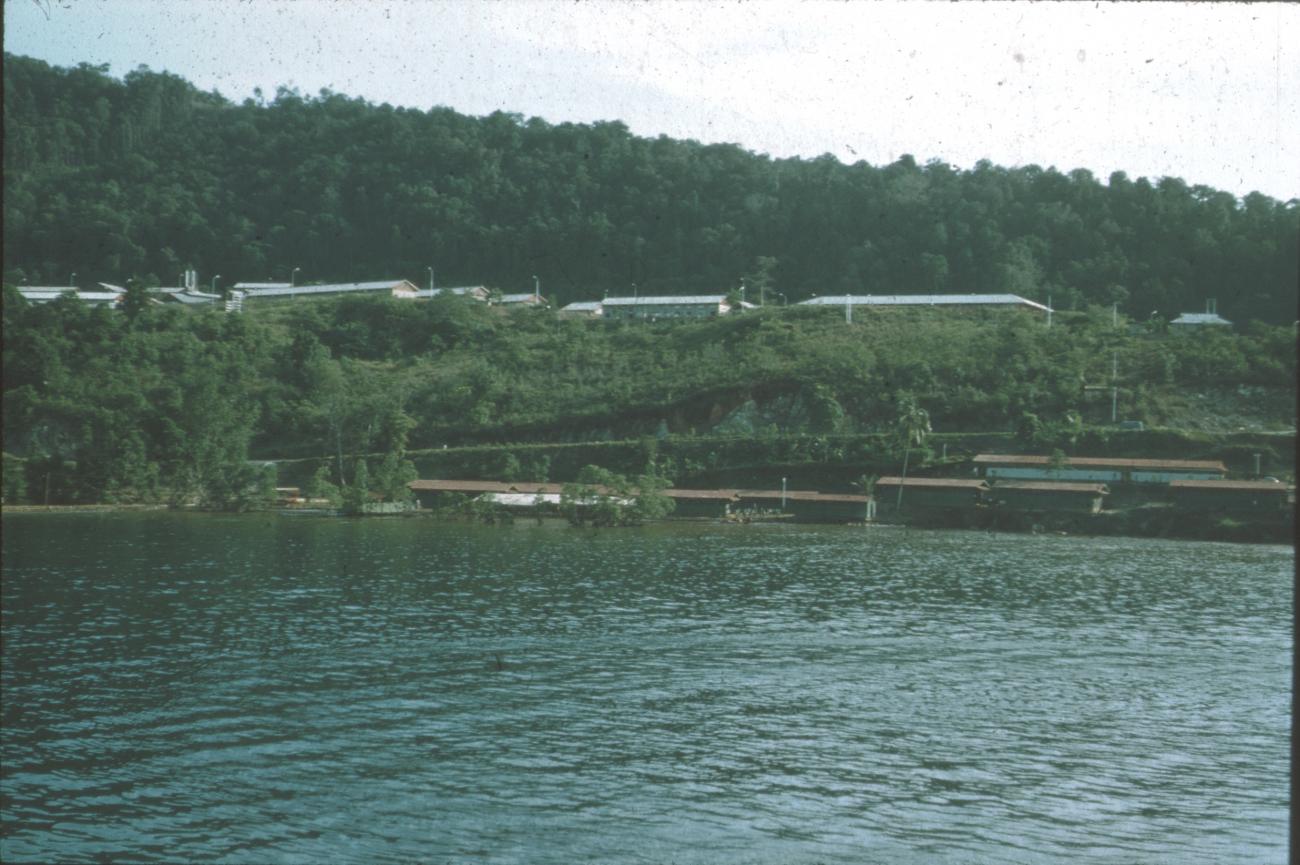 BD/171/791 - 
Dorp aan meer
