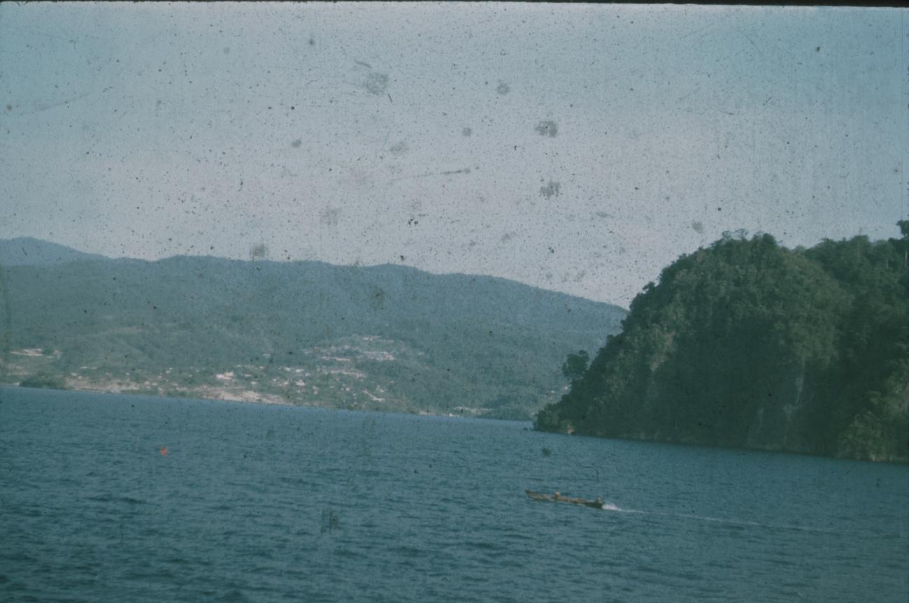 BD/171/796 - 
Meer met bergachtig landschap
