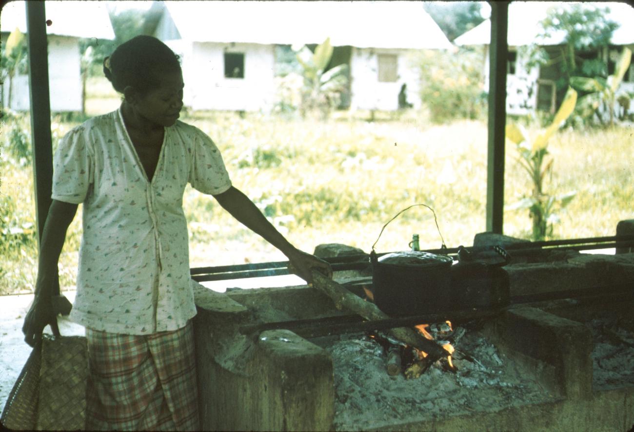 BD/171/844 -
Vrouw aan het koken