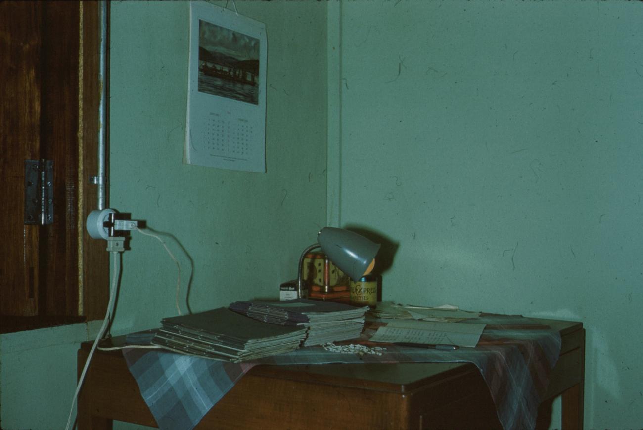 BD/171/864 -
Bureau met schriften en een lamp