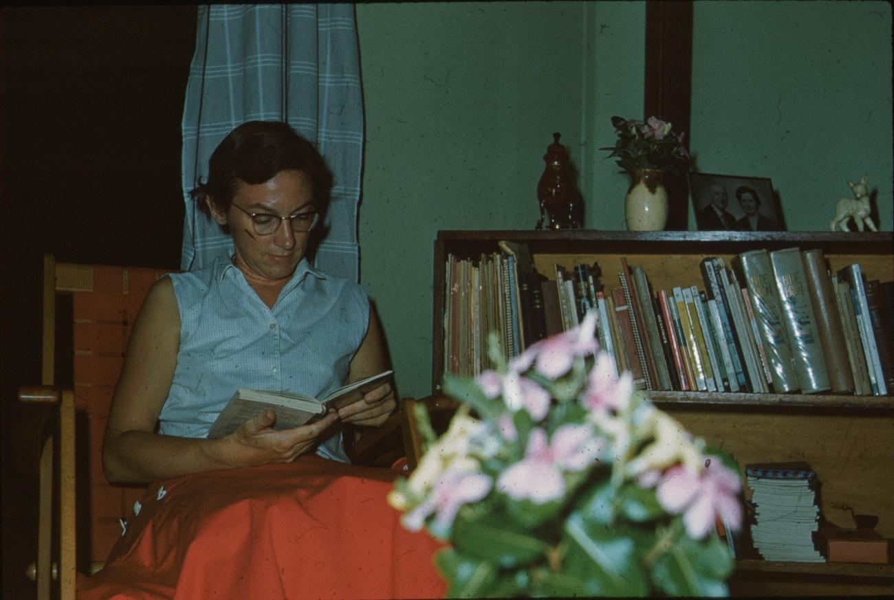 BD/171/865 -
Lerares aan het lezen