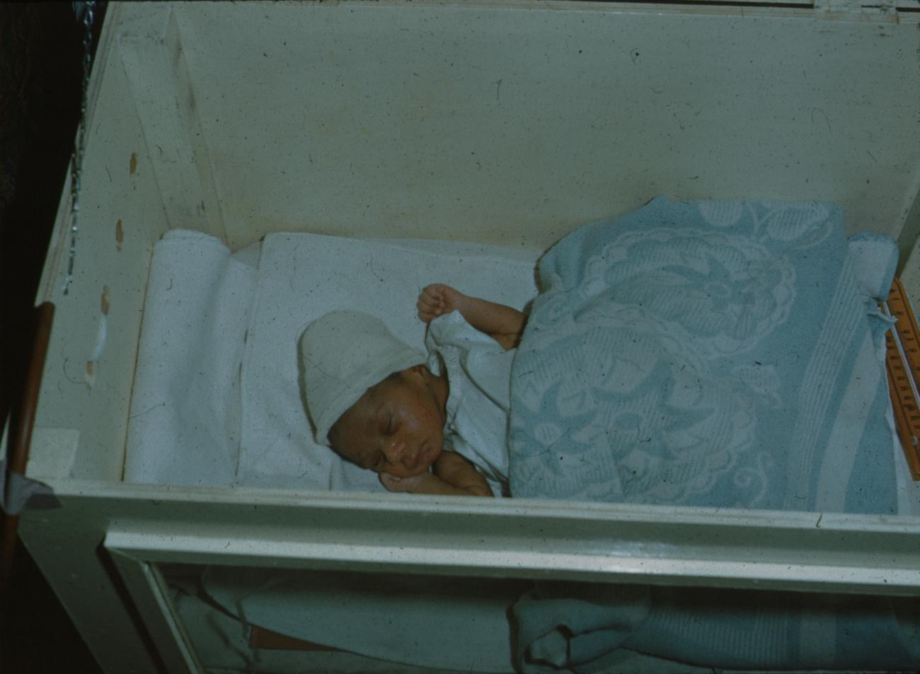 BD/171/874 -
Baby in bedje