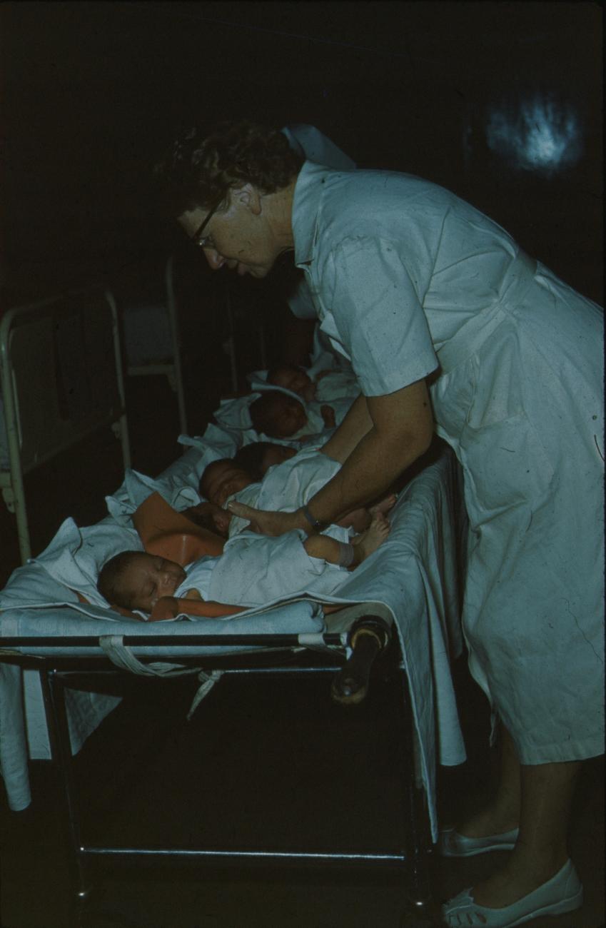 BD/171/881 -
Verpleegster is bezig met babies