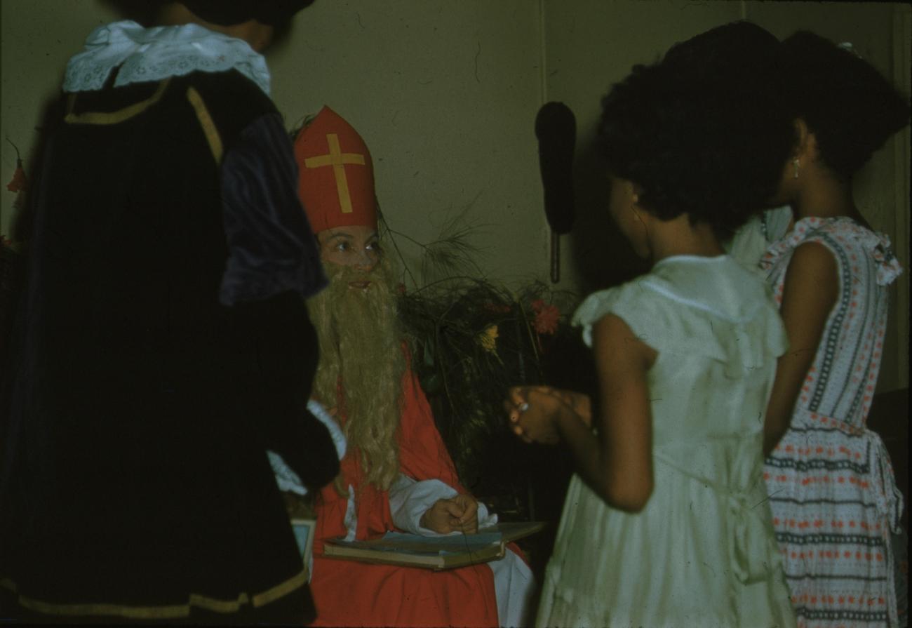BD/171/882 -
Kinderen staan voor sinterklaas