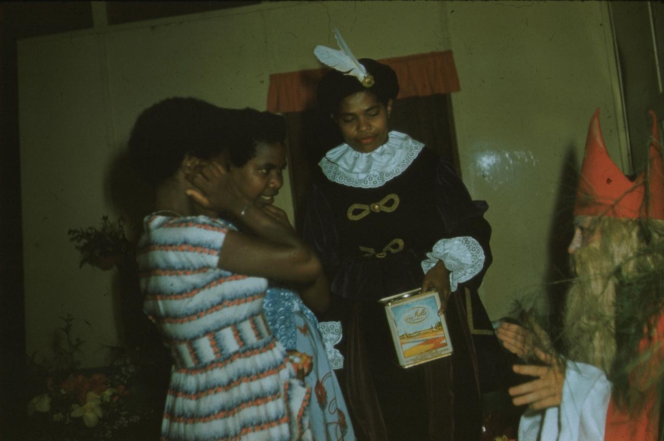 BD/171/885 -
Kinderen krijgen iets van sinterklaas en zwarte piet