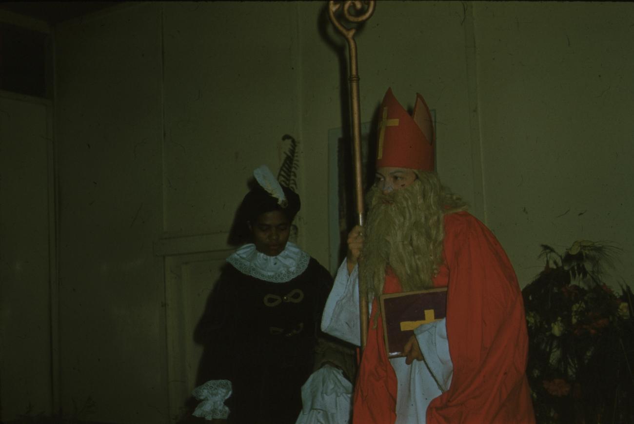 BD/171/887 -
Sinterklaas met boek en zwarte piet
