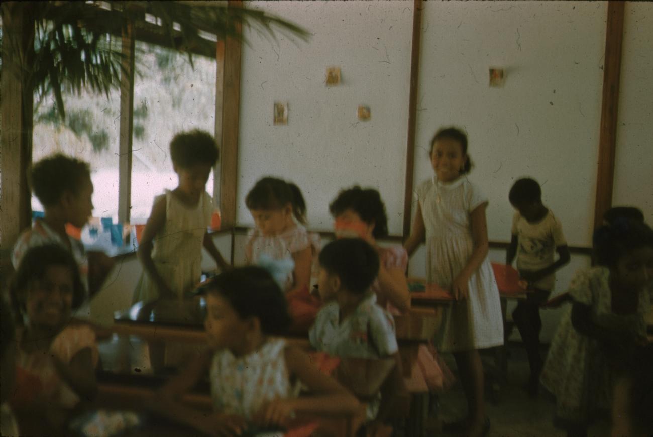 BD/171/890 -
Kinderen op school