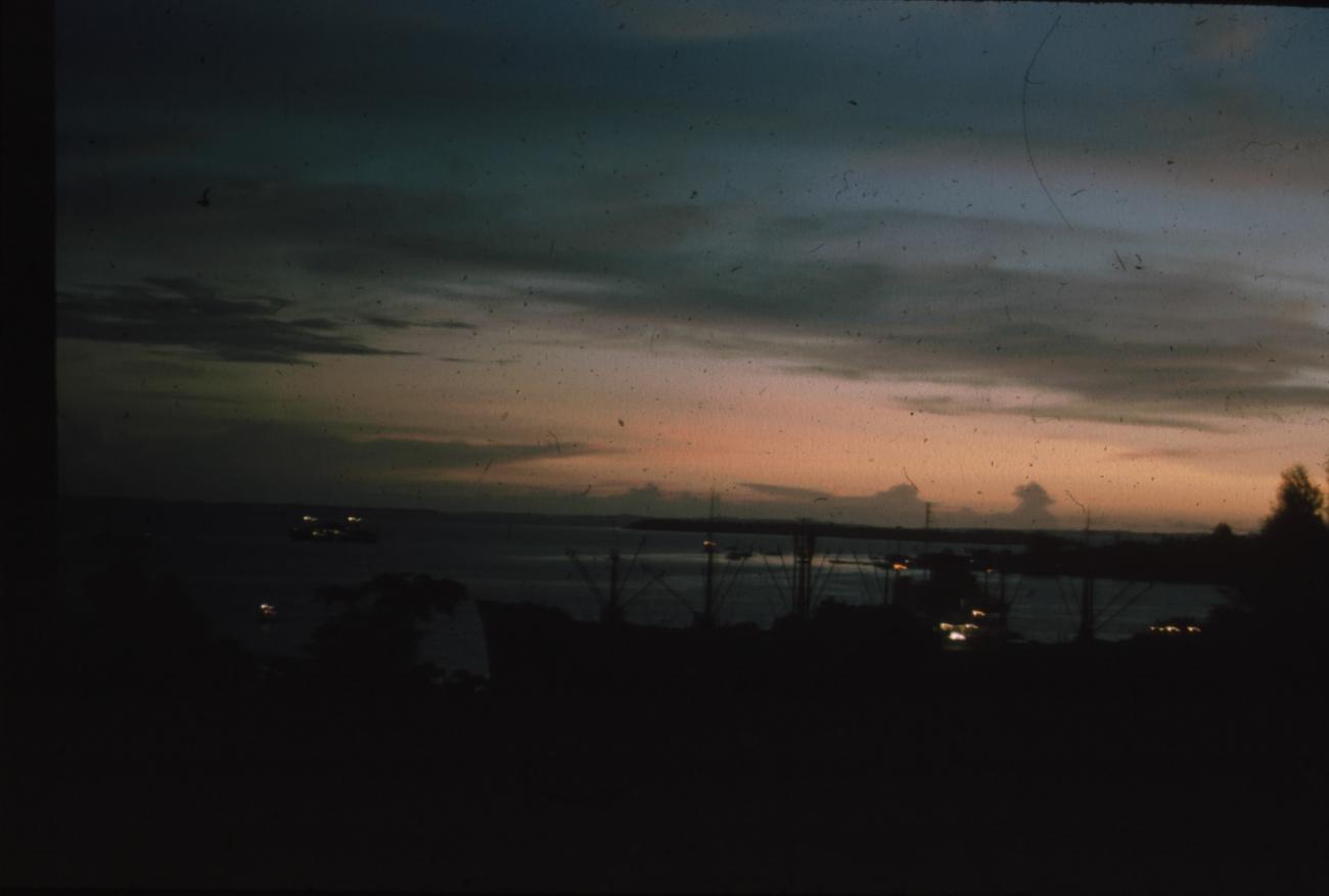 BD/171/947 -
Haven met schip bij zonsondergang.