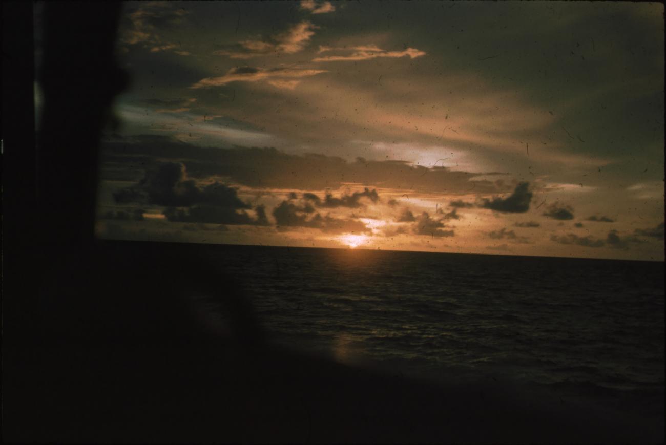 BD/171/948 -
Zicht op zee bij ondergaande zon.