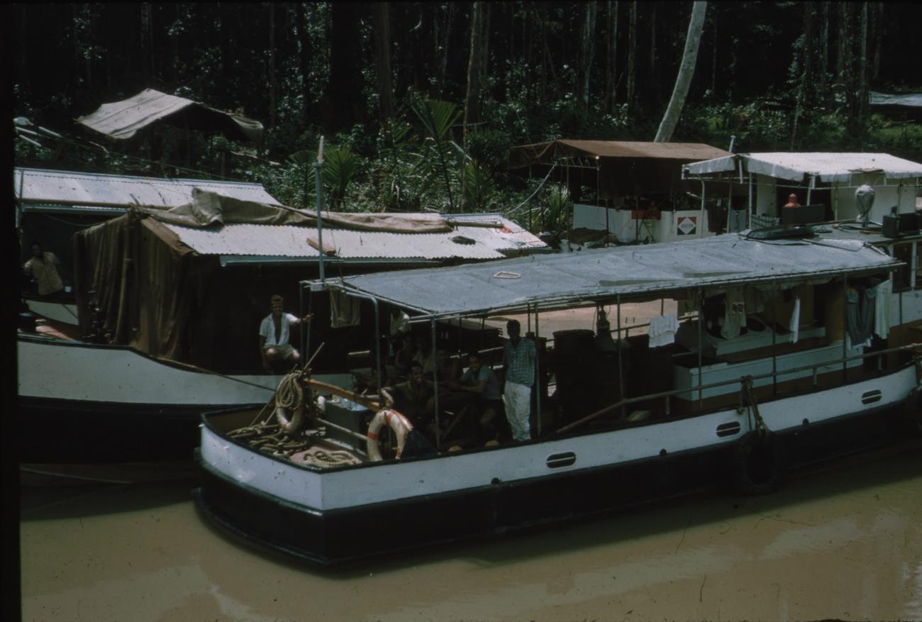 BD/171/956 -
Foto genomen van schip, zicht op boten.
