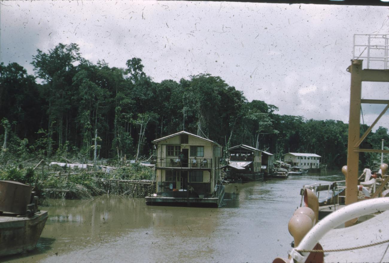BD/171/958 -
Foto genomen van schip, zicht op woonboten.