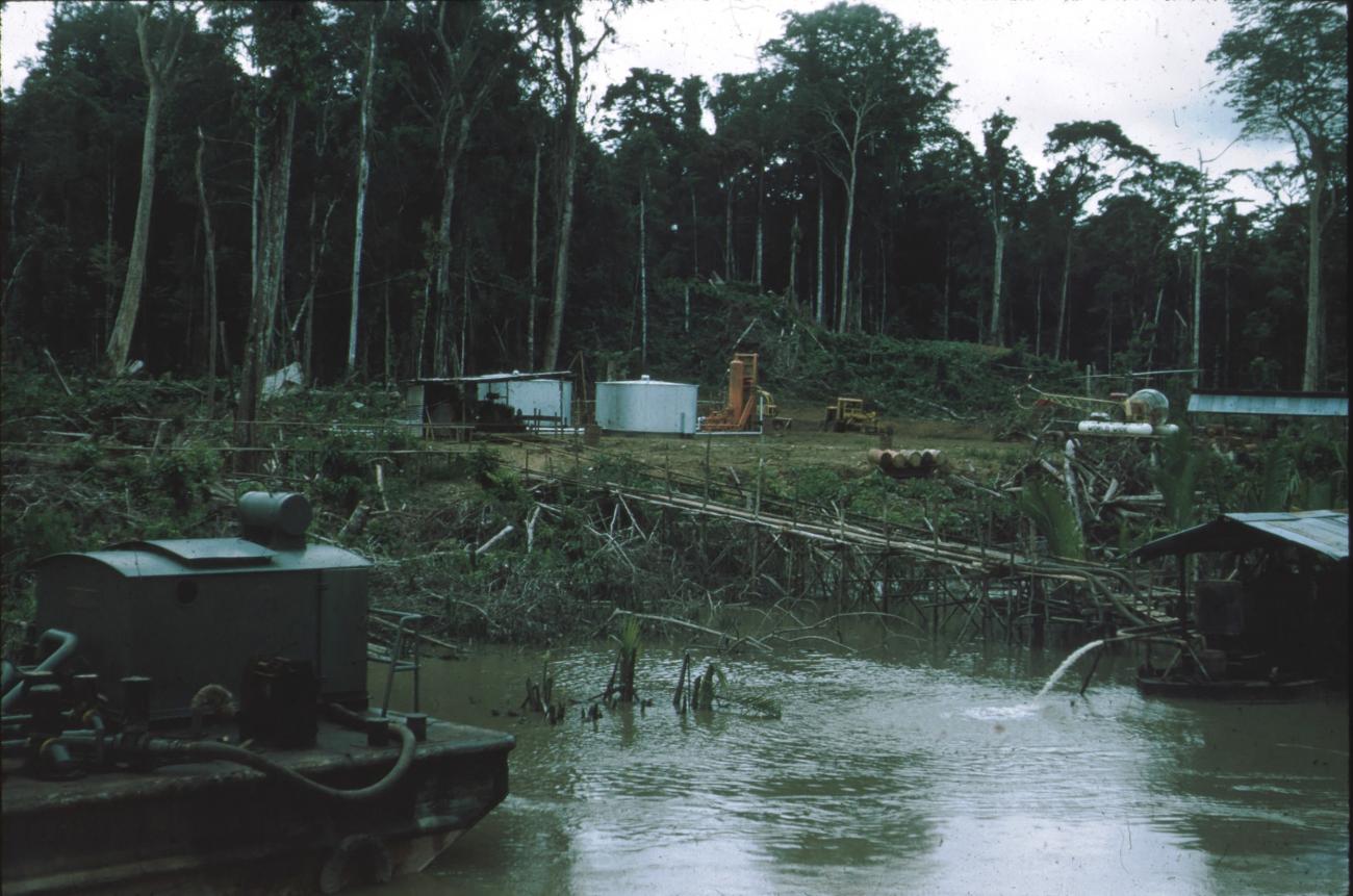 BD/171/959 -
Activiteiten aan oever rivier, o.m. hutje t.b.v. arbeiders.