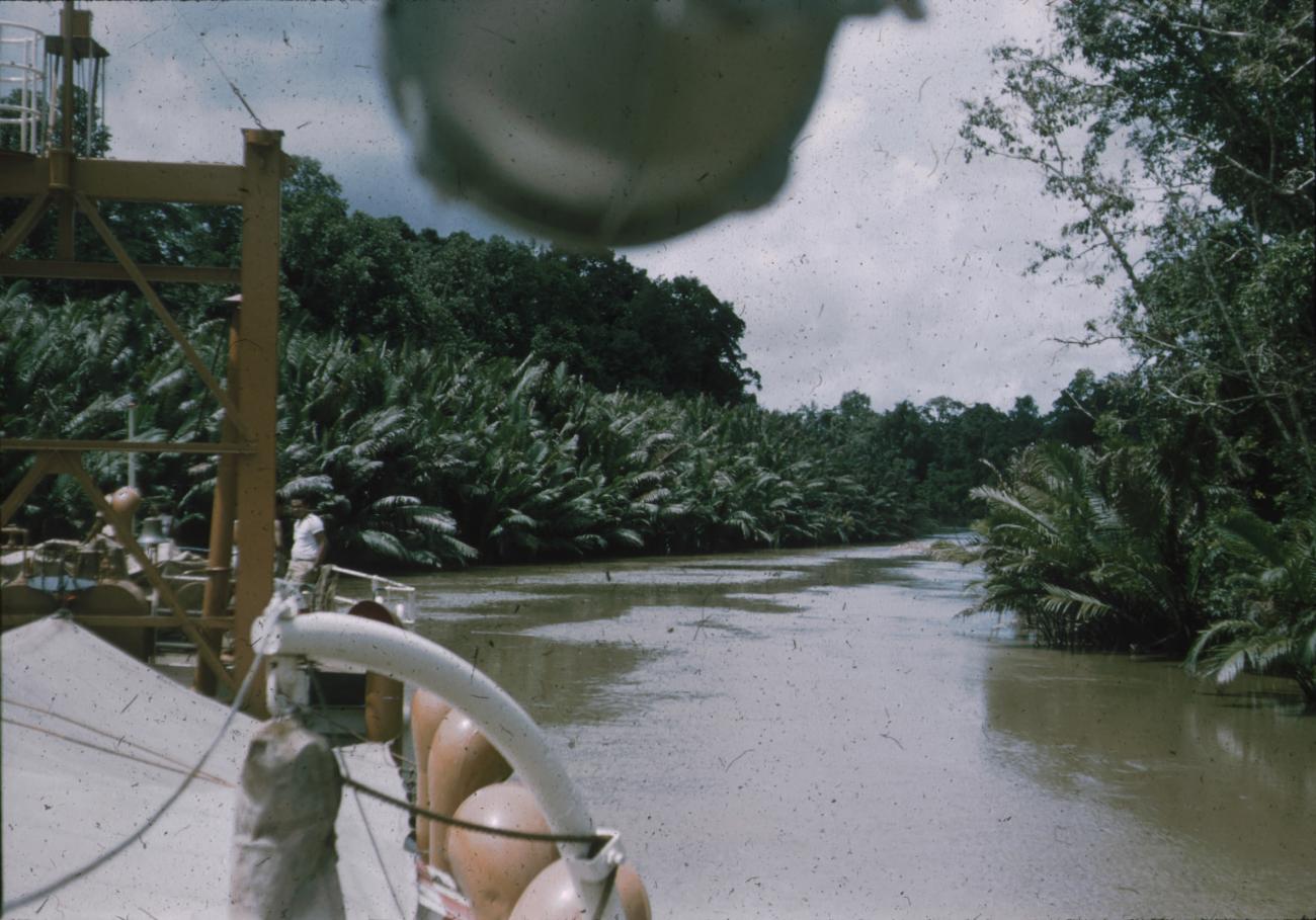 BD/171/960 -
Foto genomen van schip, zicht op rivier.
