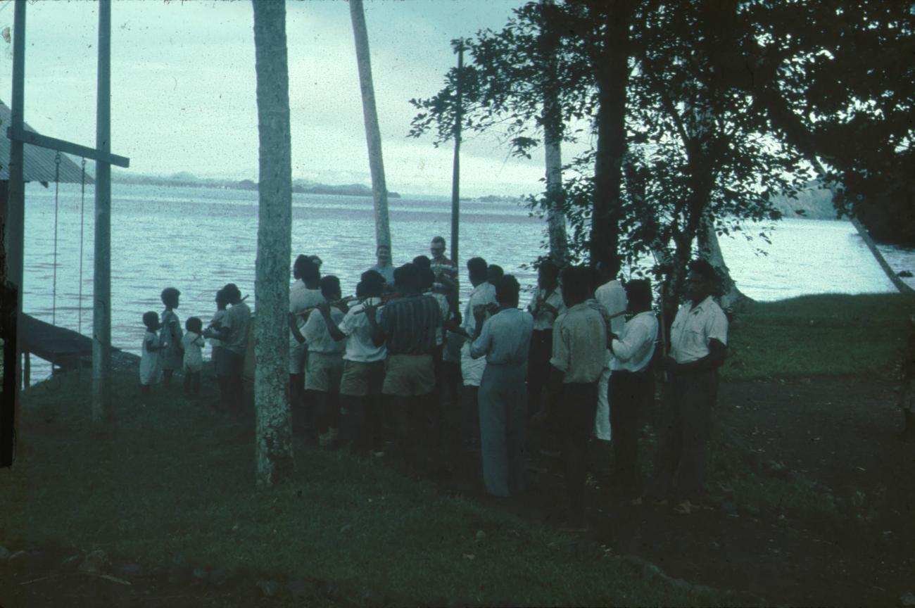 BD/171/967 -
Gezelschap maakt muziek met trommels en fluiten.