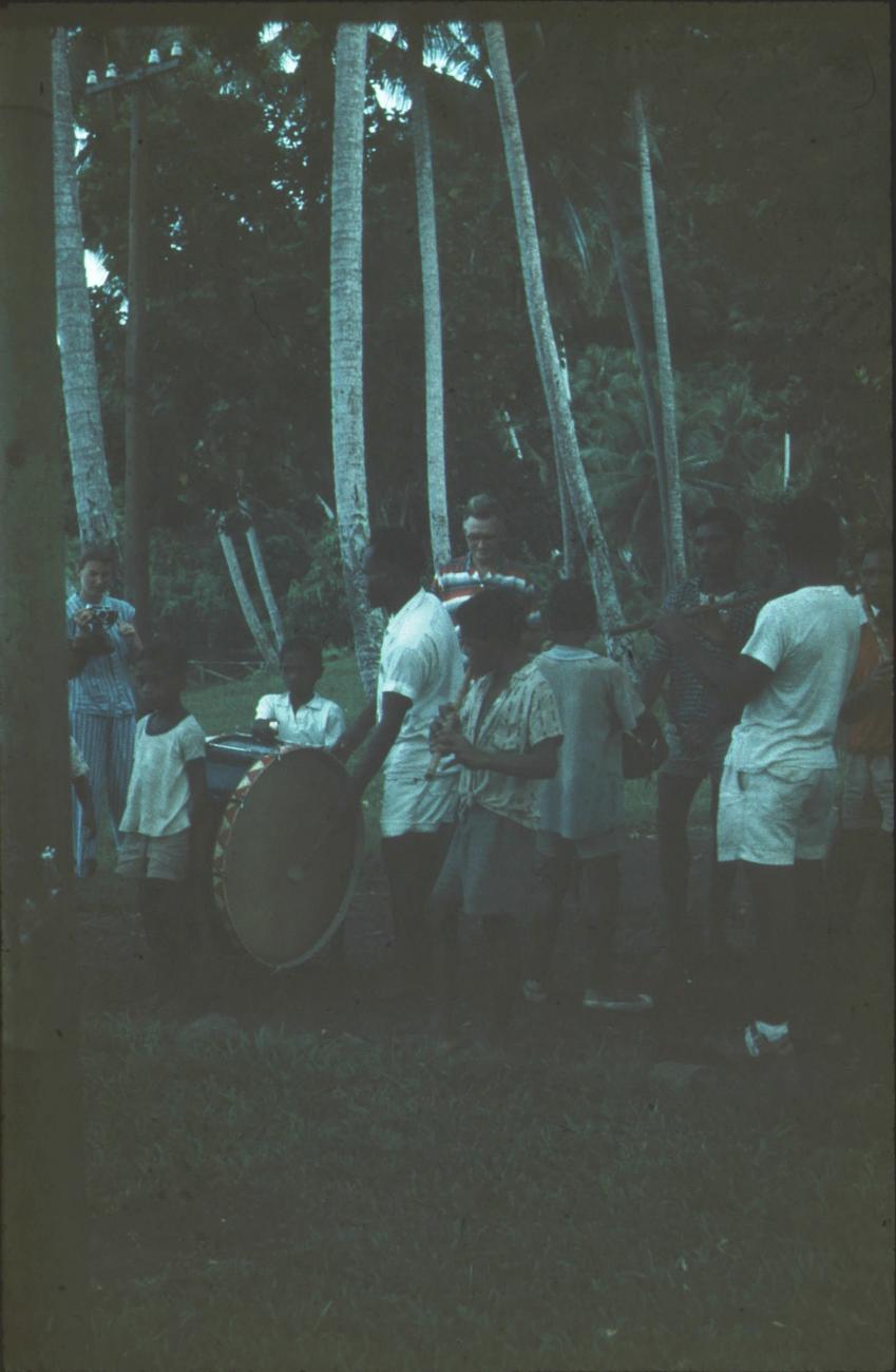 BD/171/968 -
Gezelschap maakt muziek met trommels en fluiten.
