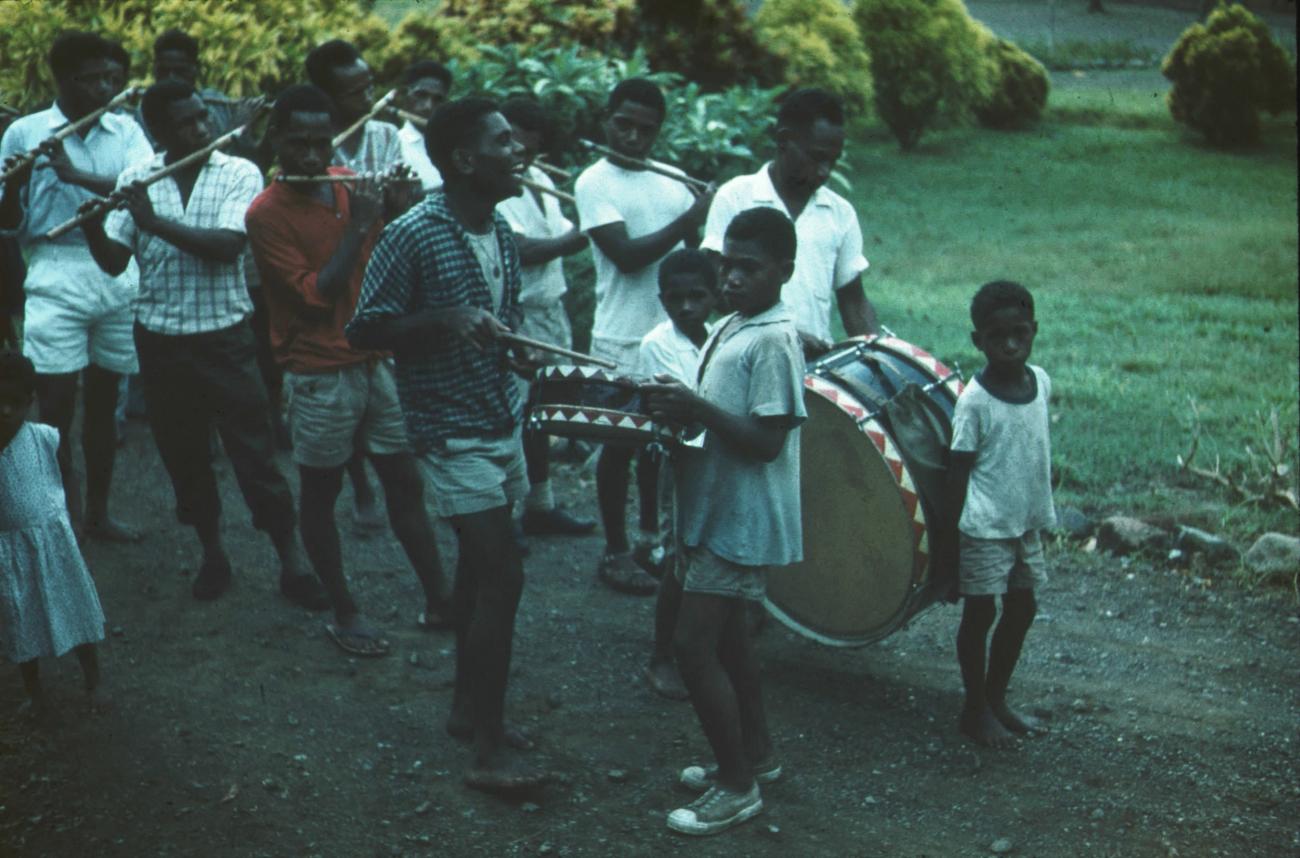 BD/171/969 -
Gezelschap maakt muziek met trommels en fluiten.