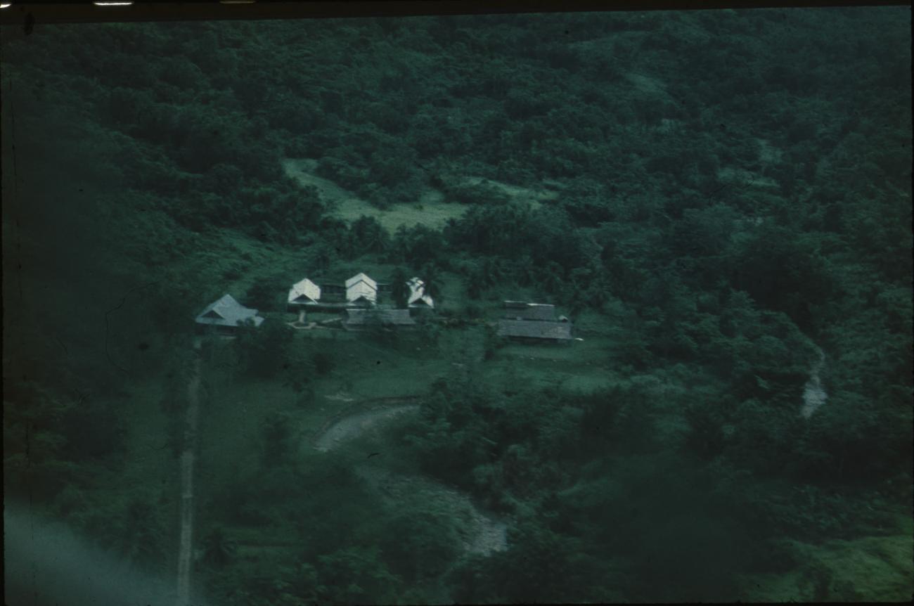 BD/171/1811 -
Luchtfoto gebouwen en meanderende rivier.