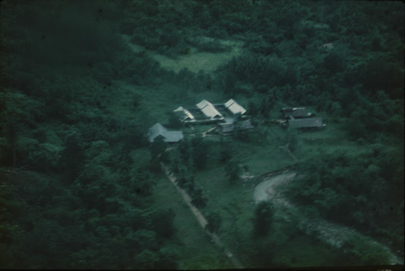 BD/171/1812 -
Luchtfoto gebouwen en meanderende rivier.