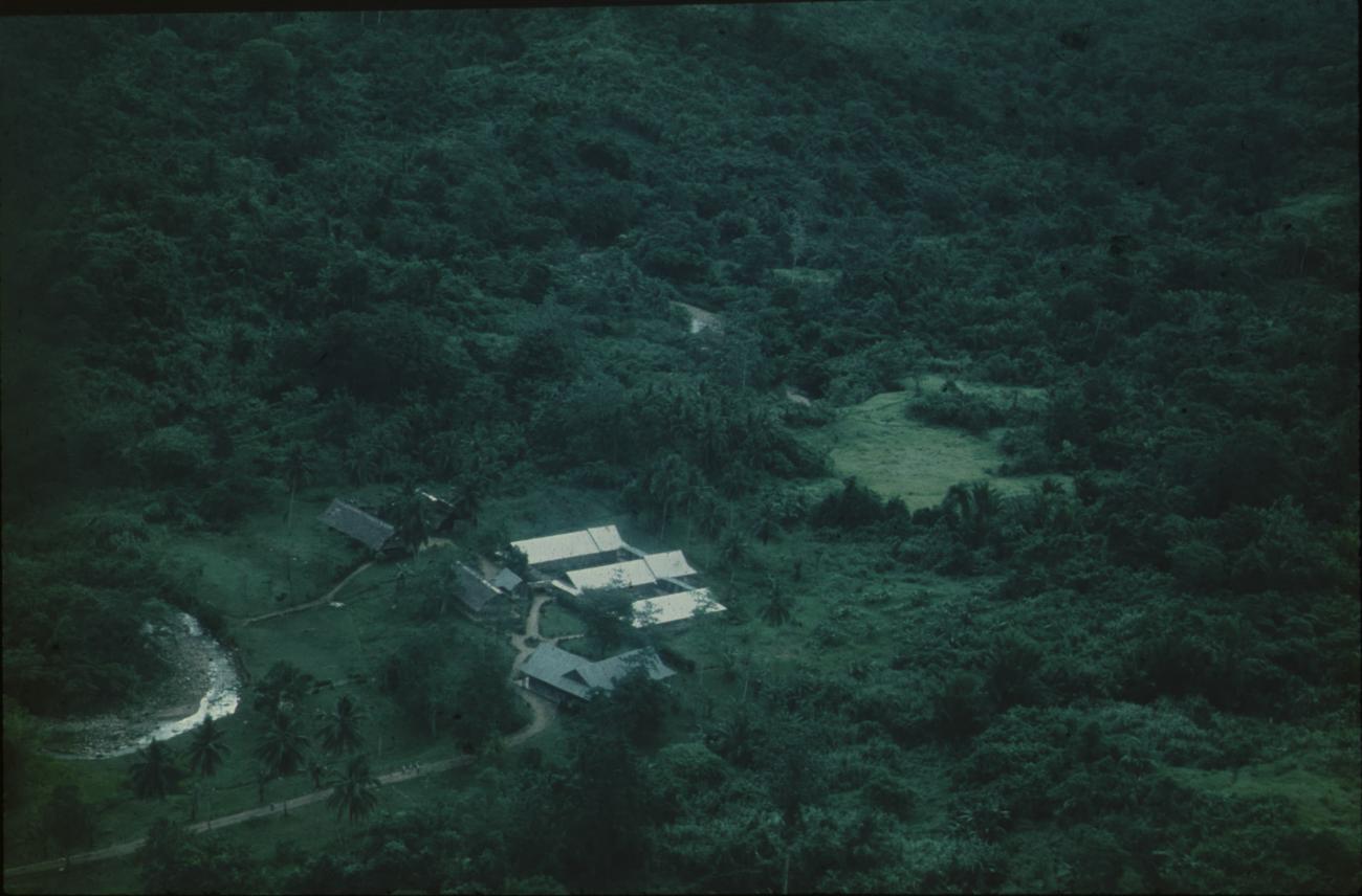 BD/171/1813 -
Luchtfoto gebouwen en meanderende rivier.