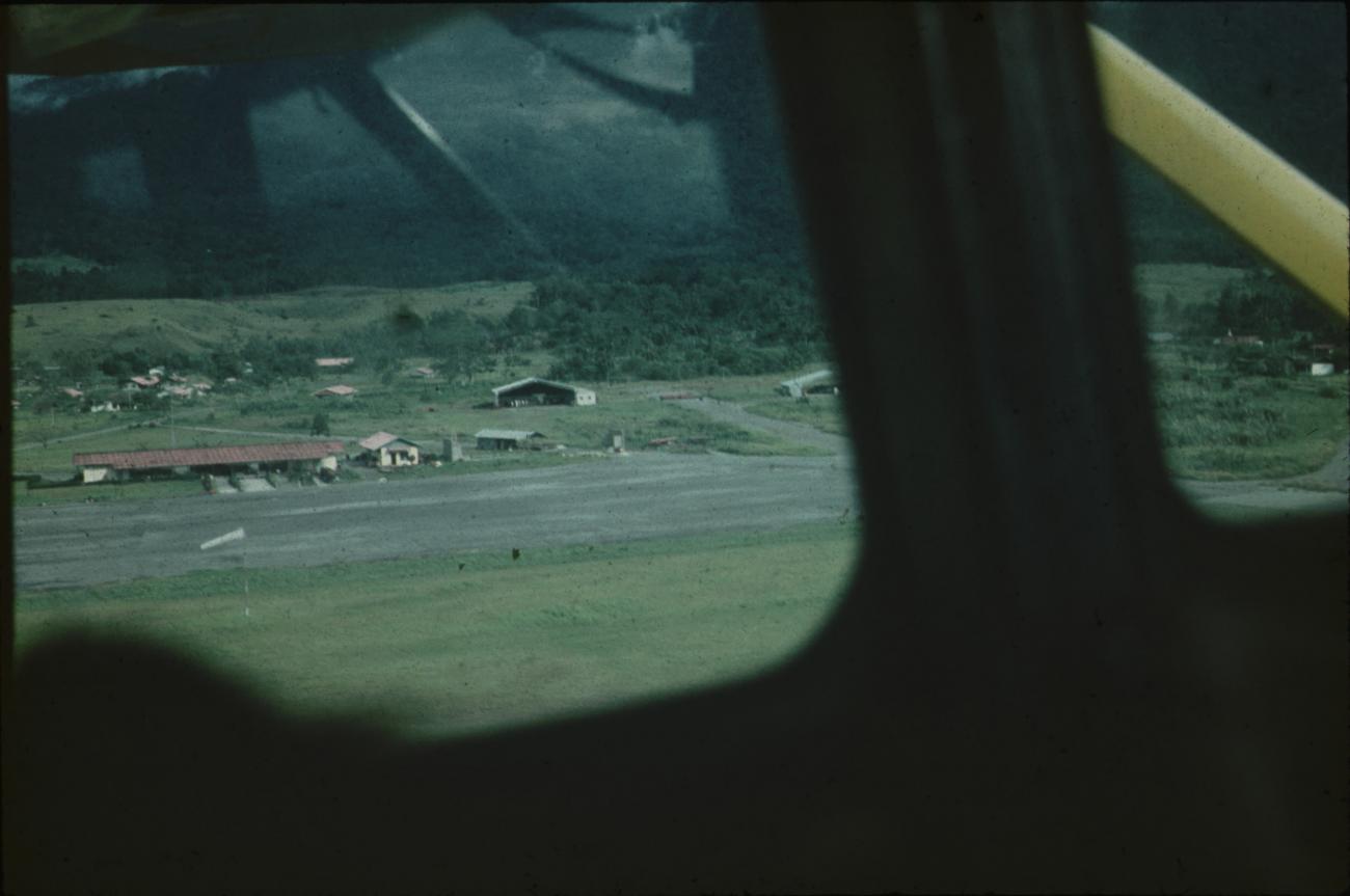 BD/171/1814 -
Luchtfoto landingsbaan.