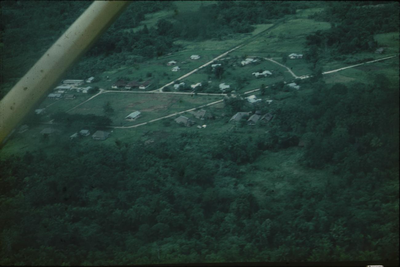 BD/171/1815 -
Luchtfoto gebouwen en wegen.