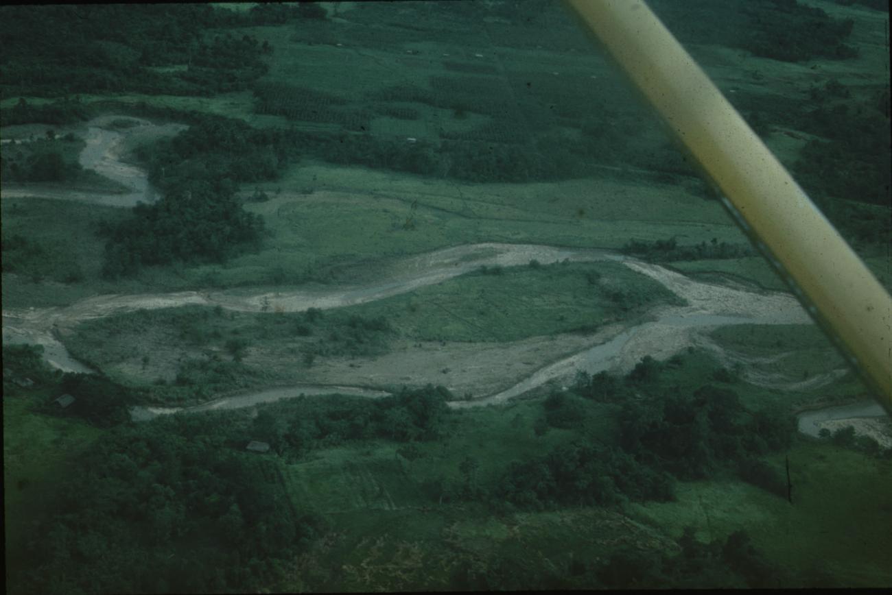 BD/171/1820 -
Luchtfoto meanderende rivier.