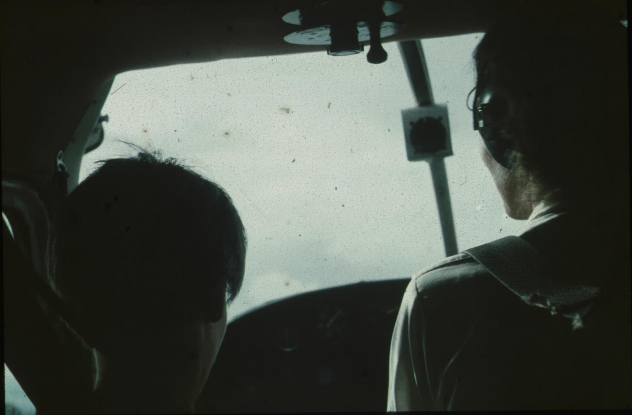 BD/171/1824 -
In cockpit vliegtuig.