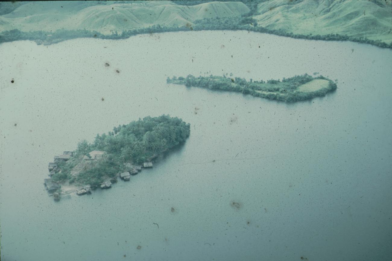 BD/171/1825 -
Luchtfoto meer met eilanden.