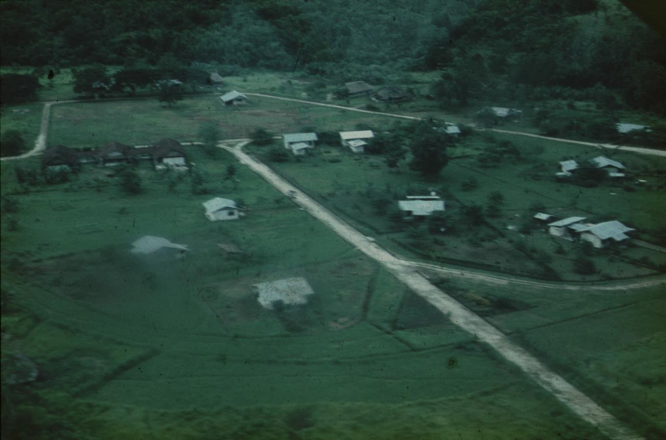 BD/171/1829 -
Luchtfoto gebouwen en wegen.