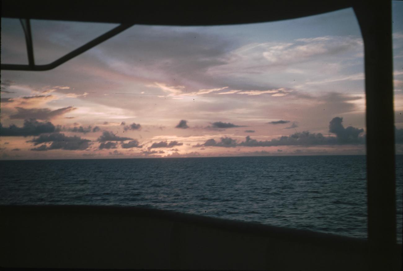 BD/171/1885 -
Foto vanaf schip, horizond.