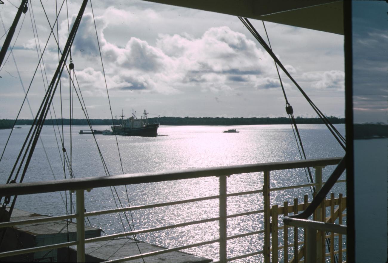 BD/171/1887 -
Foto vanaf schip, schip in baai.