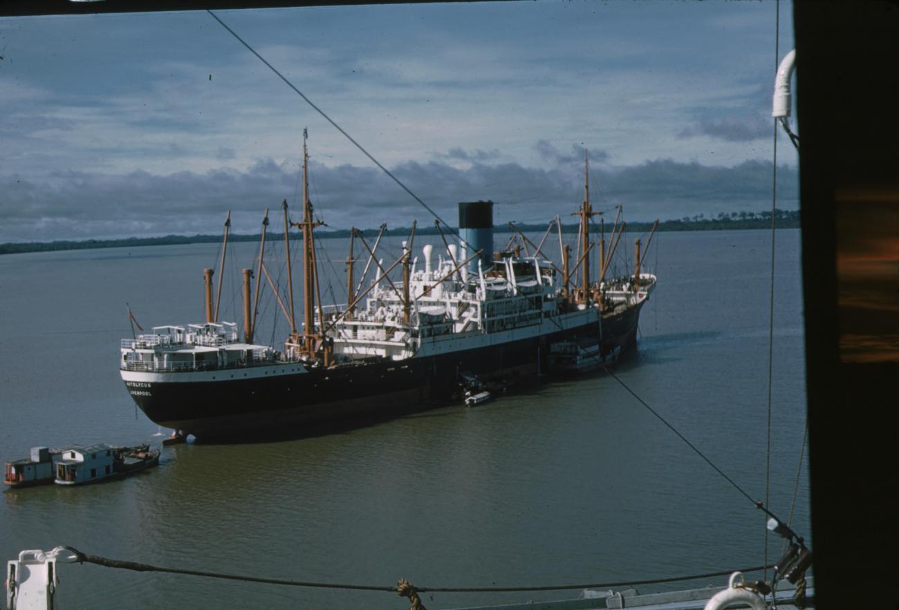 BD/171/1890 -
Afgemeerd schip in baai.