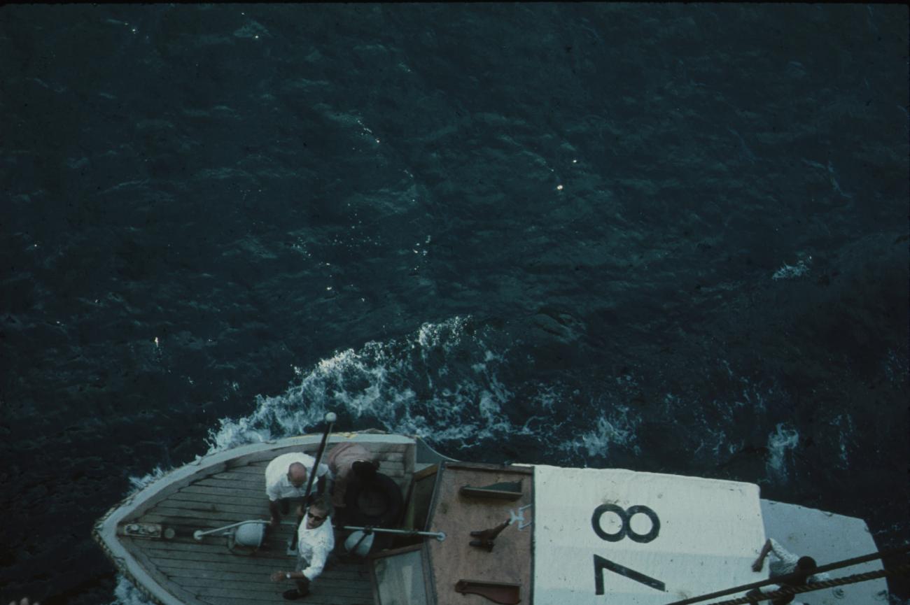 BD/171/1895 -
Foto vanaf schip van motorboot.