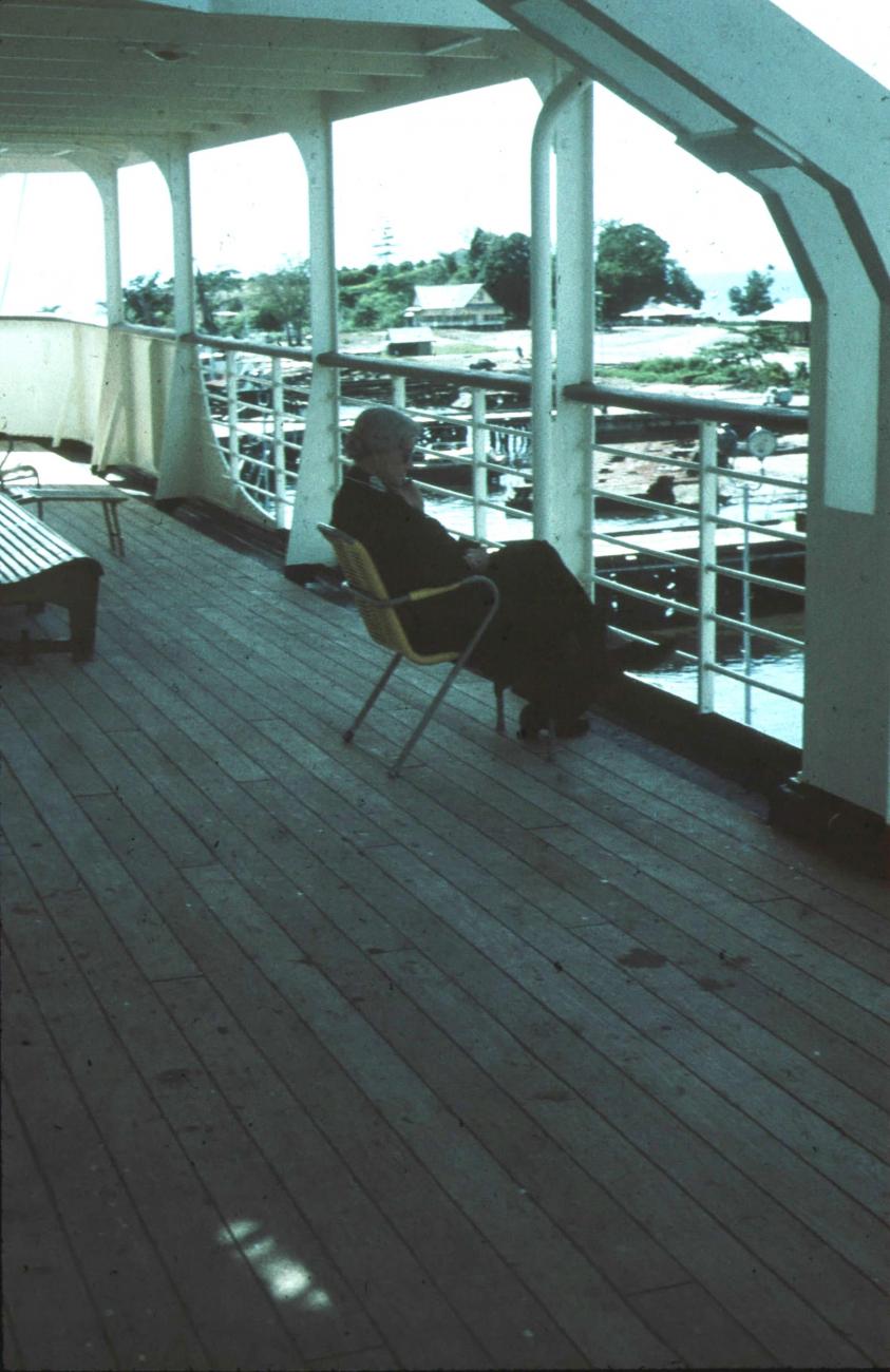BD/171/1899 -
Aangemeerd schip met westerse vrouw zittend op stoel.
