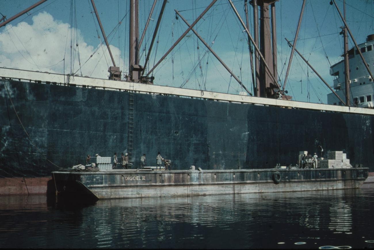 BD/171/1913 -
Afgemeerd schip, de "Karimata".