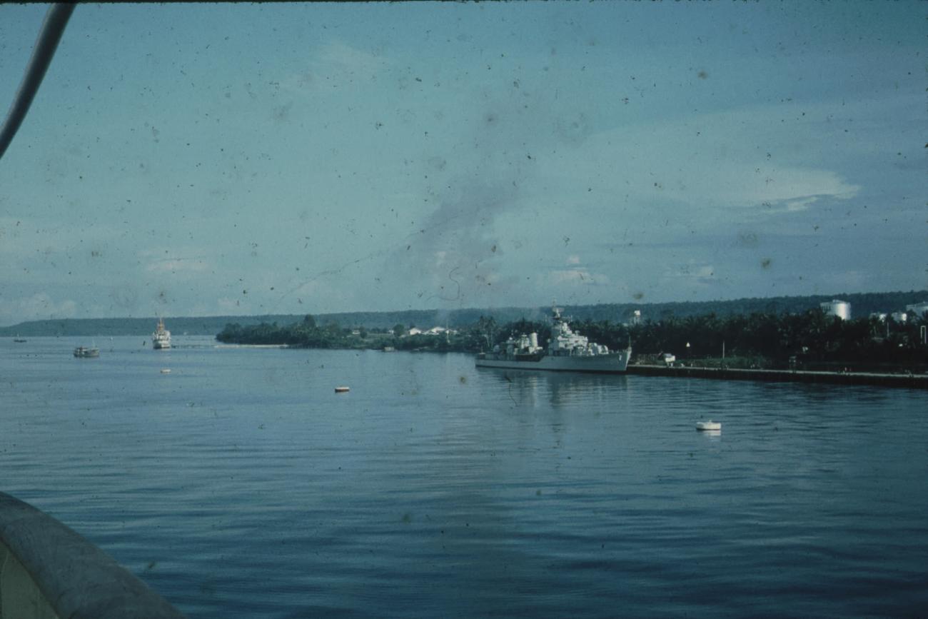 BD/171/1920 -
Foto vanaf schip van afgemeerd schip.