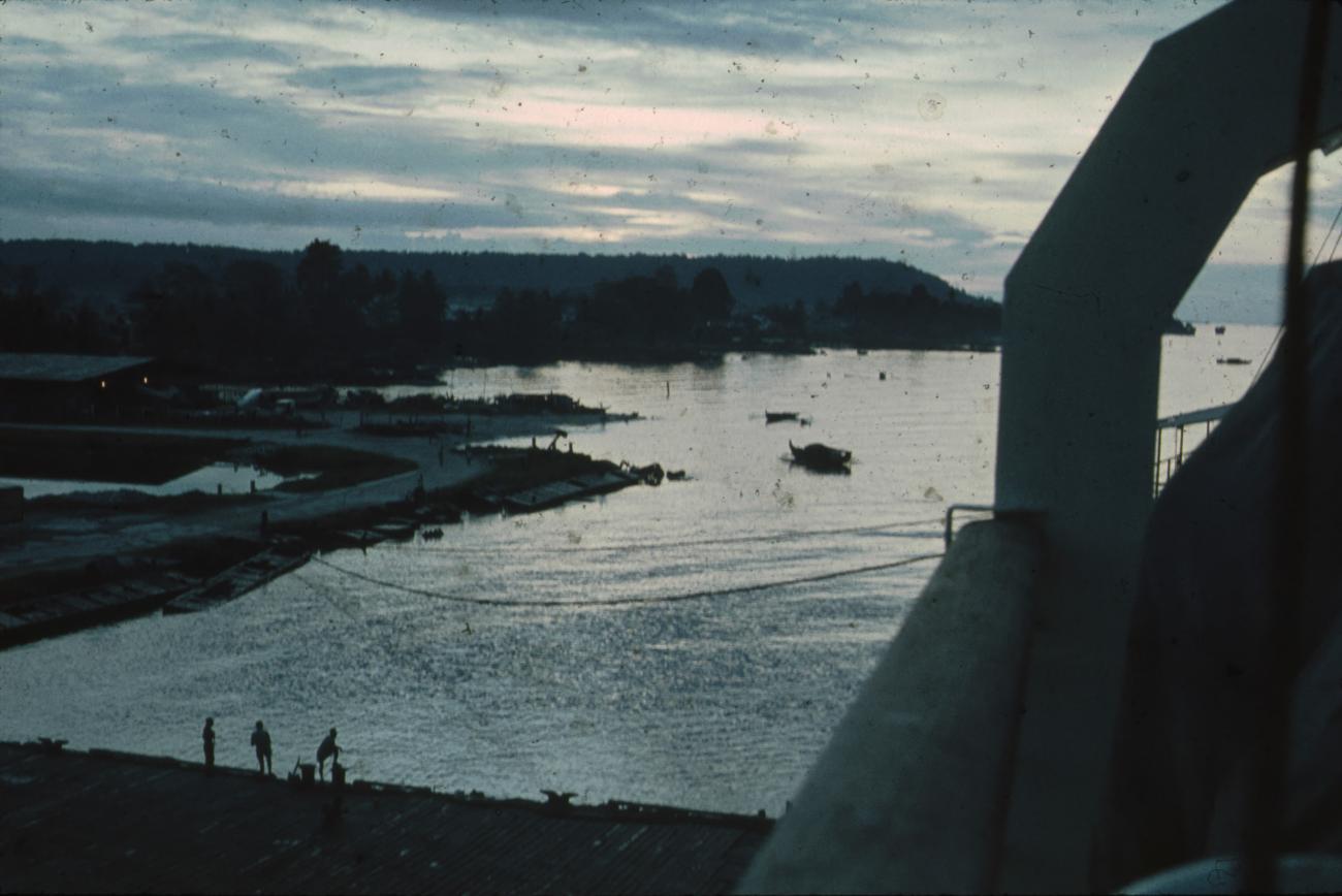 BD/171/1921 -
Foto vanaf schip van havencomplex.
