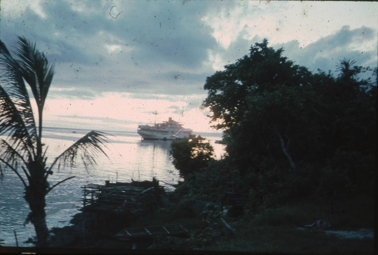 BD/171/1925 -
Kust en varend schip.