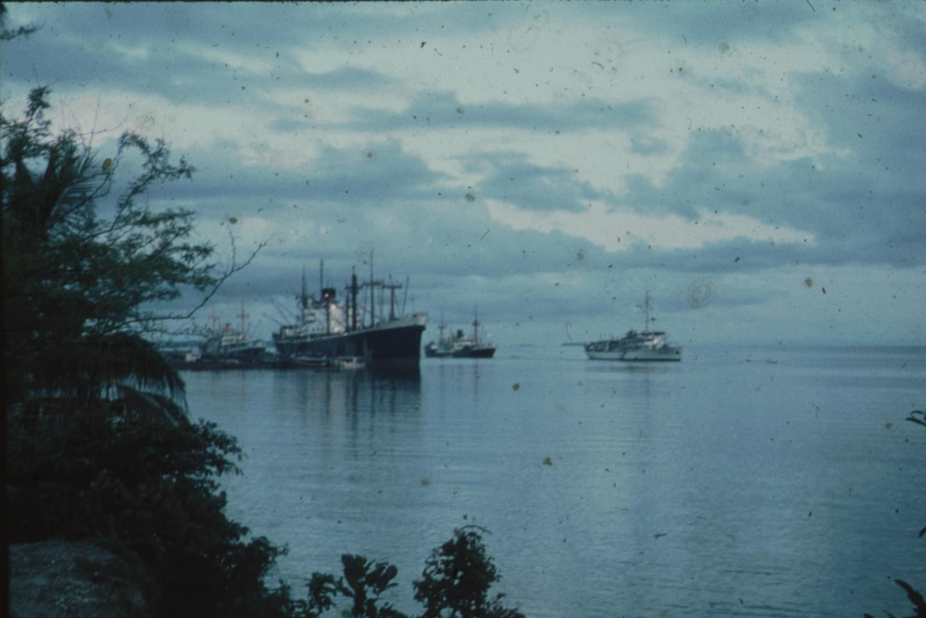 BD/171/1926 -
Haven met afgemeerde schepen.