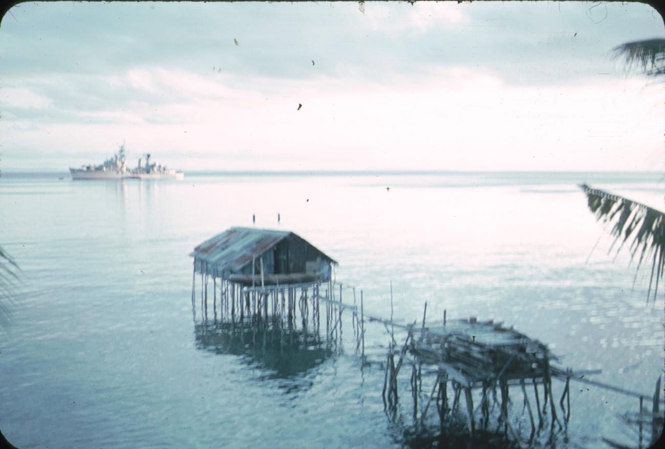 BD/171/1940 -
Kust met paalwoning en varend schip.