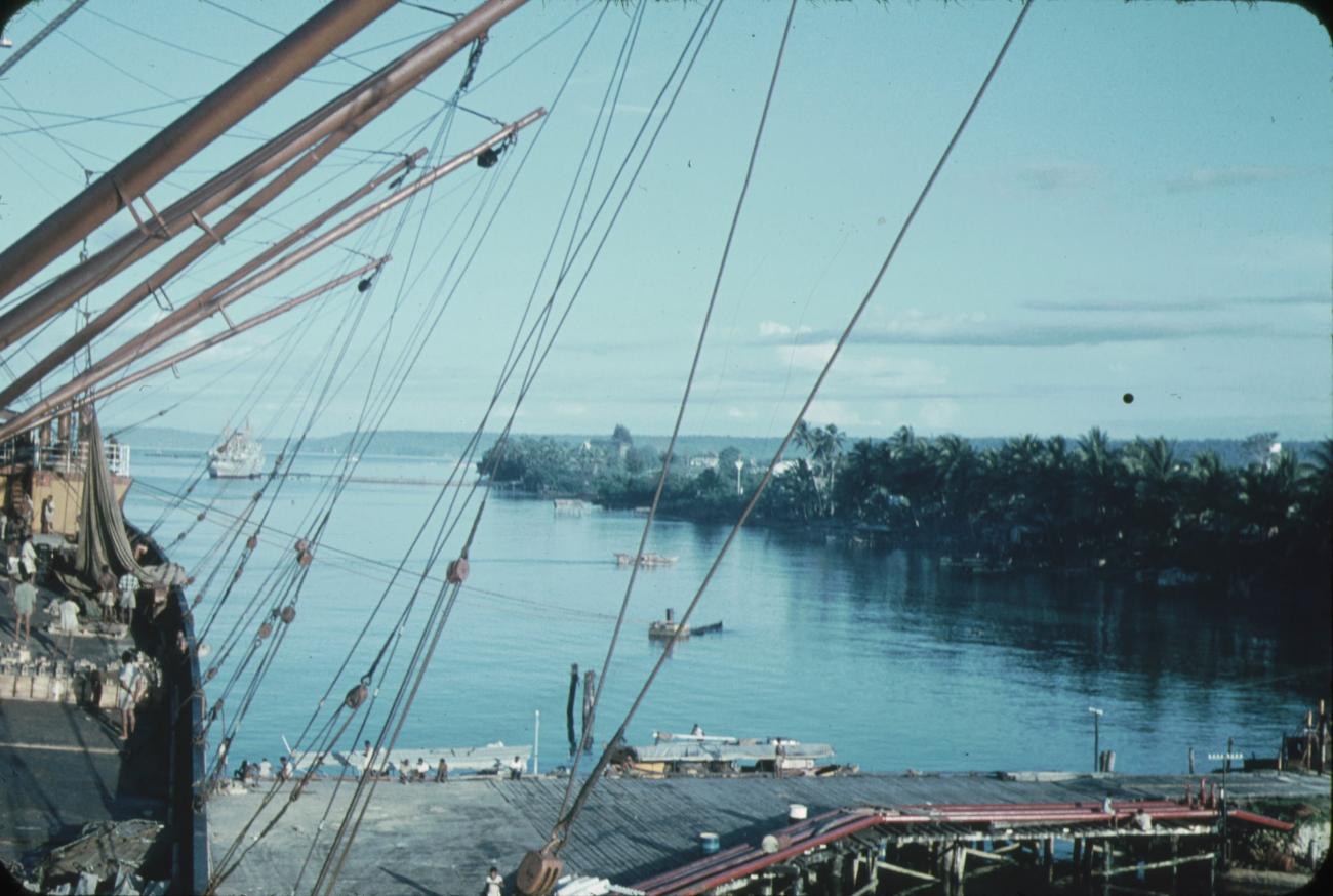 BD/171/1942 -
Schip aan aanlegsteiger.