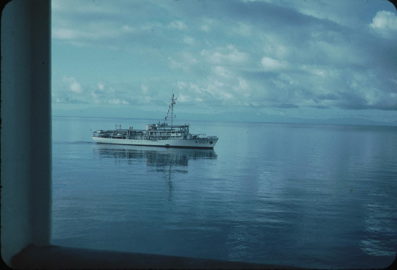 BD/171/1946 -
Varend schip, de "A 907", onder Nederlandse vlag.