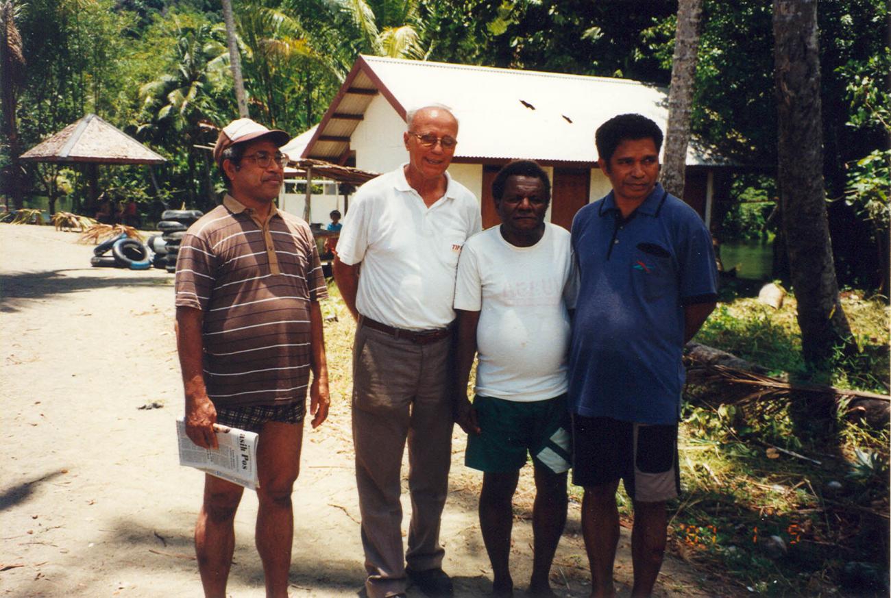 BD/269/1085 - 
Henk Blom met mensen op foto
