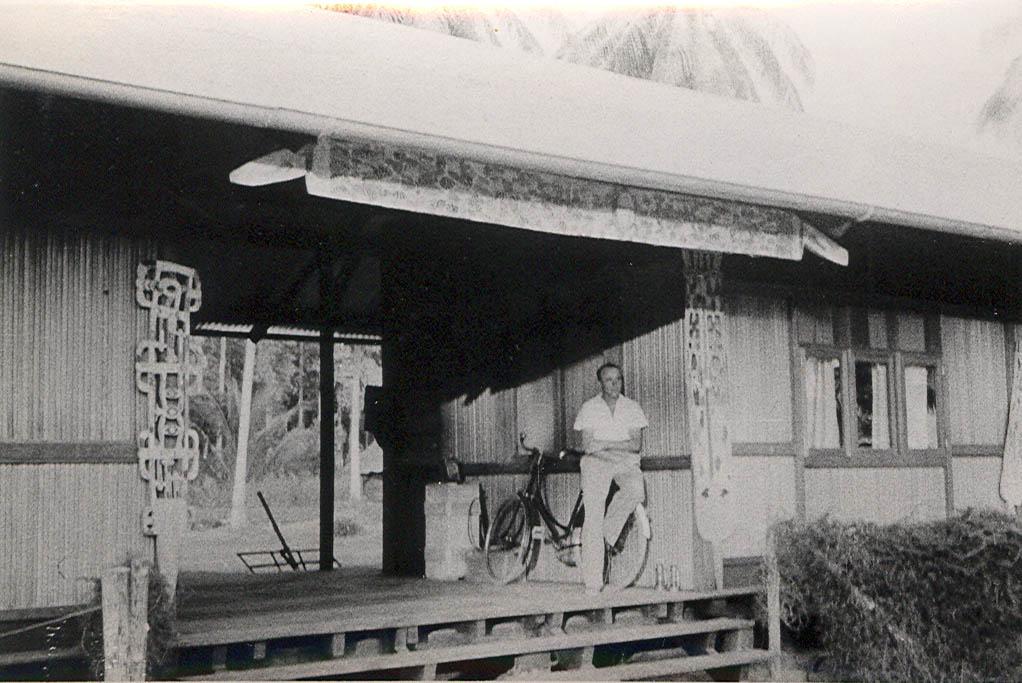 BD/269/1126 - 
Franciscaner broeder Henk Blom op de veranda van de pastorie van Kokonau
